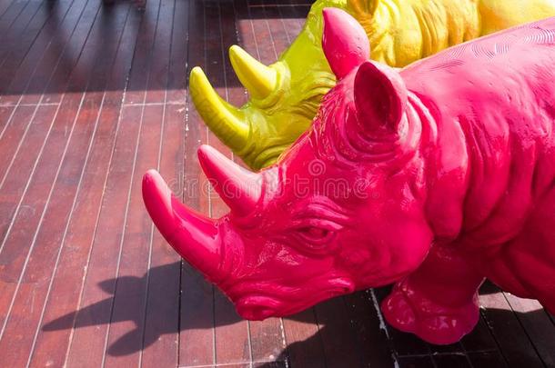 雕像绿色的和红色的犀牛是用过的为装饰.Thail和.
