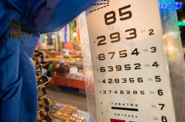 眼睛测试和眼睛<strong>考试</strong>图表在眼镜商店.Thail和.