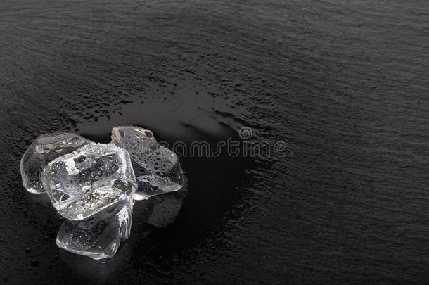 冷冻的冰立方形的东西采用小滴关于水