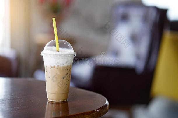 冰冷的咖啡豆采用咖啡豆商店和冰冷的浓咖啡向老的木制的帐单
