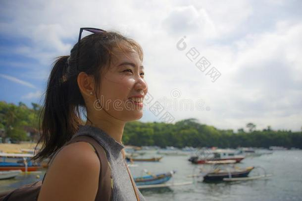 幸福的亚洲人中国人女人和背包采用海滩旅游旅行者前妻或前夫