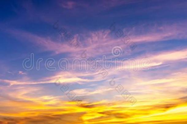 全景画天和富有色彩的云和阳光在黎明<strong>时</strong>间