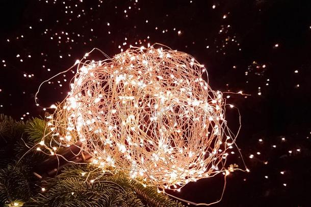 抽象的圣诞节闪烁家畜的肺脏球向圣诞节树和暖和的speciality专业