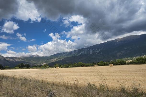 山风景采用阿布鲁齐在夏