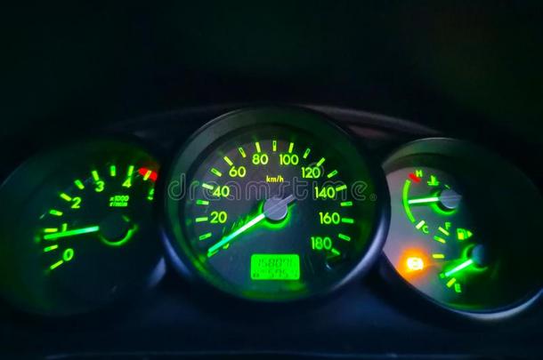 汽车仪表板哪一个包含指已提到的人发动机加速,速度和