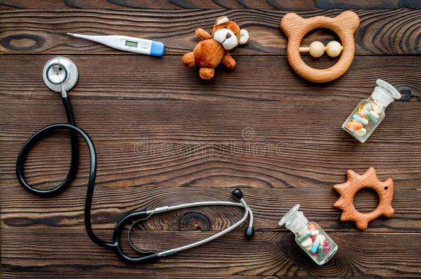 小儿科医师.听诊器,温度计,药丸,玩具在近处键盘