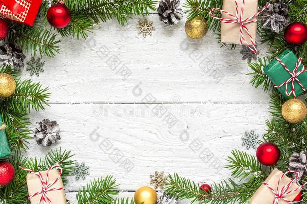 圣诞节框架使关于冷杉树枝,红色的和金色的装饰