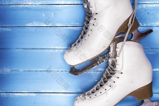 一一副关于穿旧的白色的皮<strong>溜冰</strong>鞋为数字<strong>溜冰</strong>