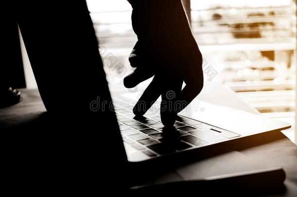 计算机的罪行手到达出局通过便携式电脑计算机和攻击