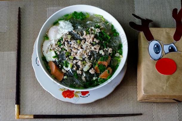 越南人传统的食物-面条-有趣的