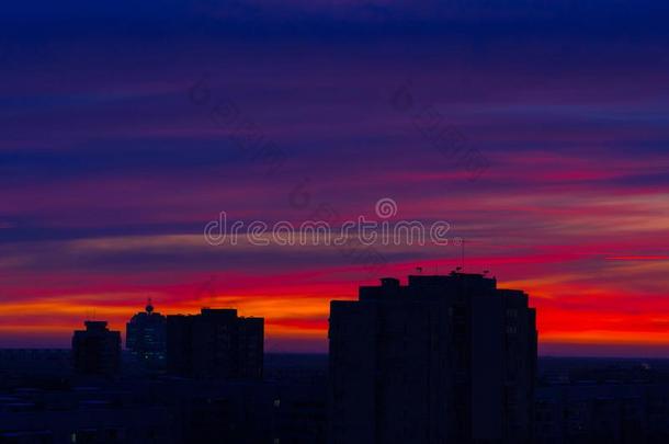 早的冬早晨越过指已提到的人城市.红色的-蓝色明亮的天.指已提到的人太阳