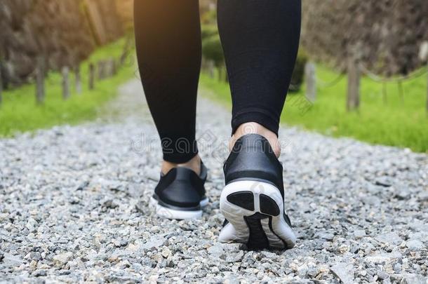 跟踪步行女人木头支架和<strong>运动鞋</strong>跟踪t公园<strong>户外</strong>的