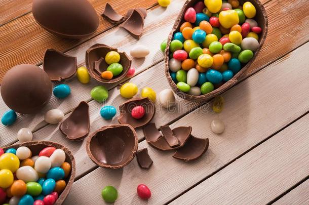 复活节餐后甜食美味的巧克力鸡蛋和颜色糖果