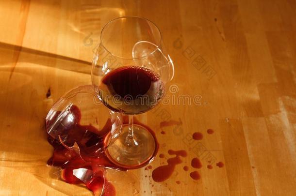 一破碎的葡萄酒杯