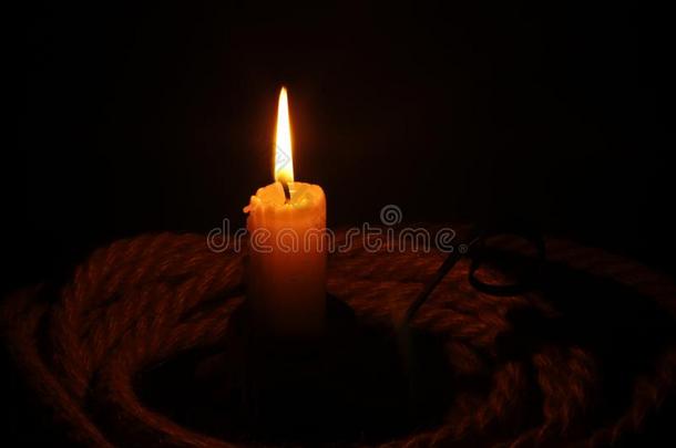 一燃烧的蜡烛向一老的蜡烛stick