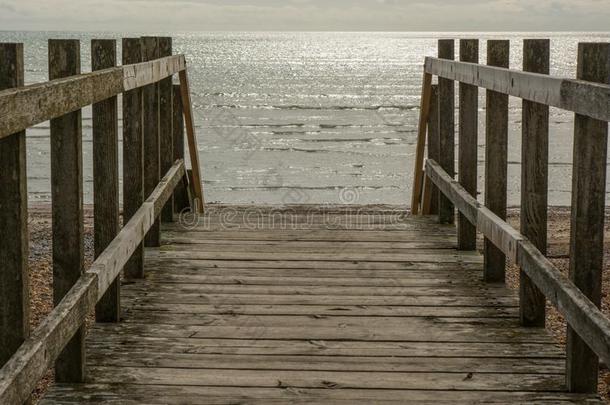 用木板铺成的小道到之上海滩在沃辛,苏塞克斯,英格兰