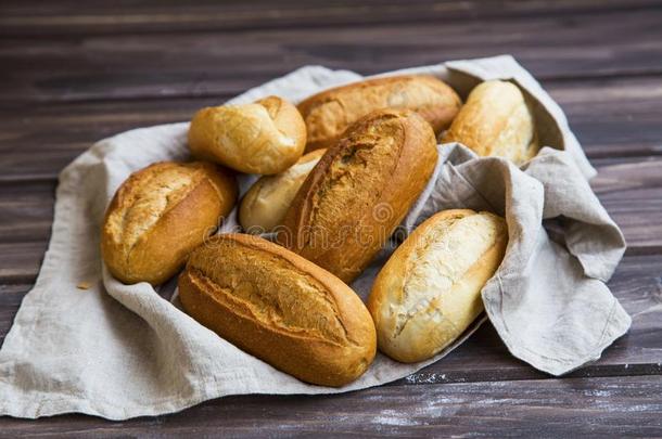 新近烘烤制作的面包圆形的小面包或点心向一亚麻布毛巾,全部的面包圆形的小面包或点心he一p