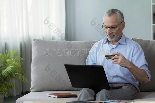 <strong>领取</strong>退休、养老金或抚恤金的人一次向沙发和插入卡片数字向便携式电脑,英语字母表的第15个字母