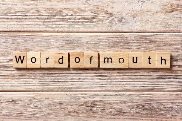单词关于口单词书面的向木材块.单词关于口文本向