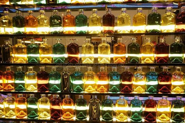 玻璃柜台瓶子玻璃香水闪烁发出光光布置多种多样