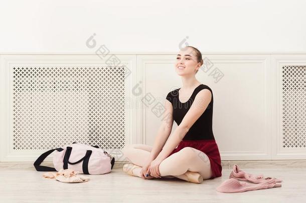 芭蕾舞女演员放向足尖站立的姿式芭蕾舞鞋子,
