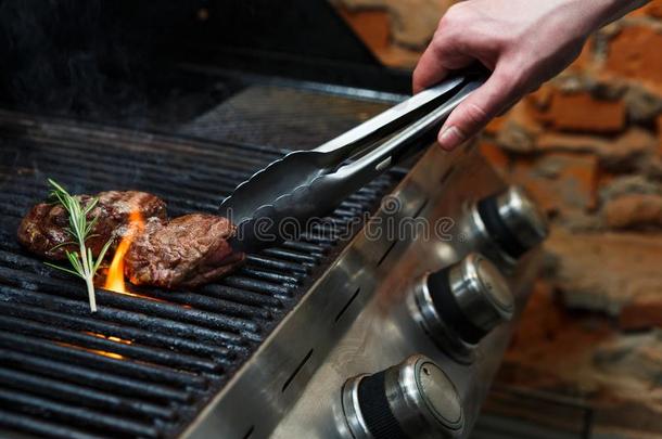 男人烹饪术肉牛排向professi向al烧烤在户外