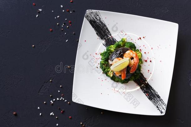 现代的饭店食物.剑鱼肉片采用海苔和虾