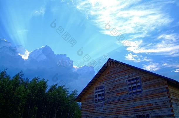 暴风雨云向<strong>一夏</strong>傍晚采用指已提到的人乡村