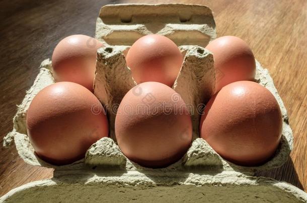 一半的一打自由的r一nge鸡卵看见采用一n敞开的鸡蛋盒.