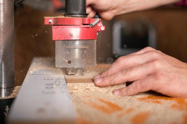 男人做木制品采用木工手艺