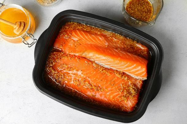 盘和鲑鱼肉片采用蜂蜜芥末mar采用ade