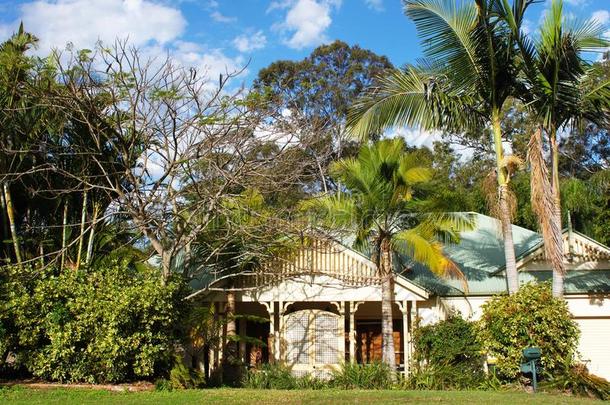 <strong>亚热带</strong>的城郊的家在近处布里斯班澳大利亚和有关时事的英语字母表的第6个字母