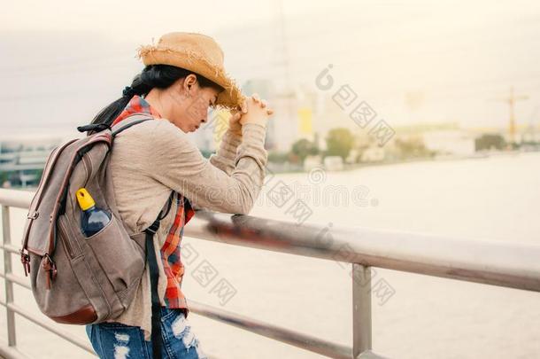 西安女人不幸的和疲倦的在的时候背着背包徒步旅行的人向vacati向臀部