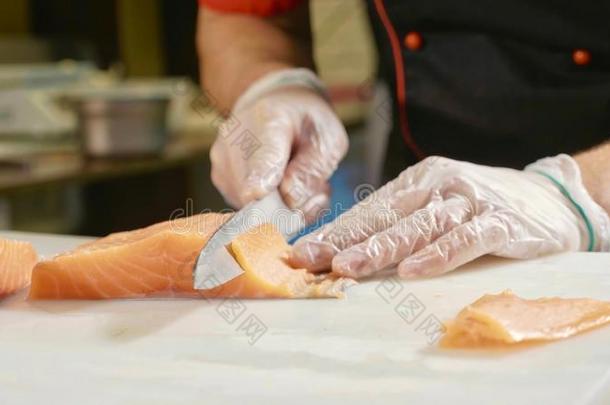 关-在上面关于<strong>寿司厨师</strong>采用拳击手套部分新鲜的鲑鱼在<strong>寿司</strong>波黑