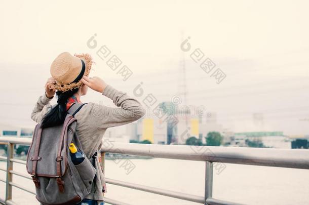 亚洲人女人背着<strong>背包</strong>徒步旅行的人轻松时间向vacati向低到臀部的生活方式