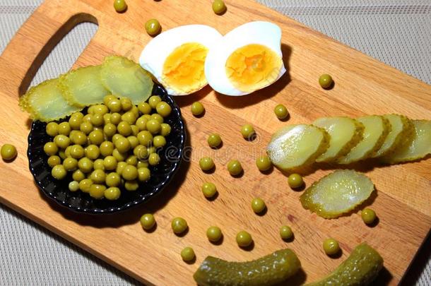 鸡蛋蛋黄,烂醉如泥的腌食用小黄瓜和罐装的绿色的豌豆为烹饪术<strong>喧闹</strong>声