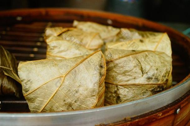 传统的中国人食物:粽子和黏的稻鸡
