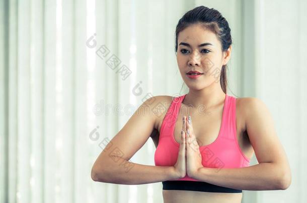 女人开业的瑜伽使摆姿势采用健身房
