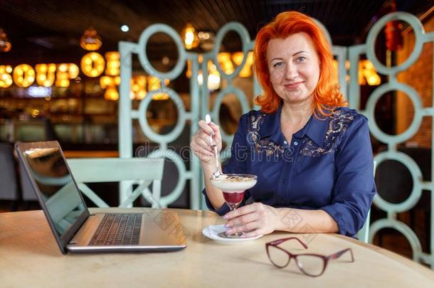 一女人和红色的头发,坐采用一c一fe一nd保存一美味的dessiatine俄罗斯的面积单位