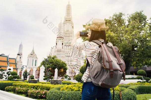 亚洲人女人旅行者使用智能手机射击泰国或高棉的佛教寺或僧院阿伦庙