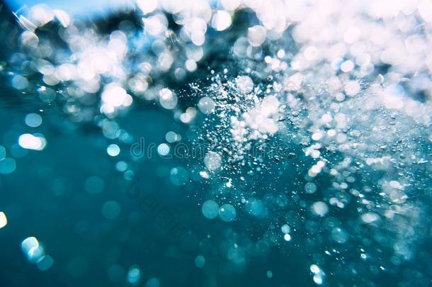 在<strong>水中</strong>的天空泡和<strong>波浪</strong>采用海.水质地