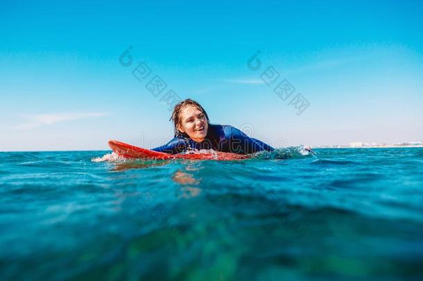 像运动家的<strong>海浪</strong>女孩是（be的三单形式微笑的和划向<strong>海浪</strong>board.女人和