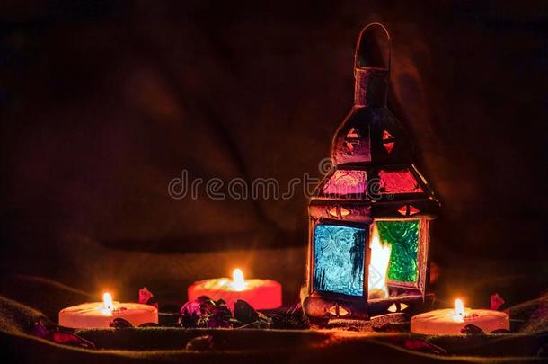 老的阿拉伯的灯笼富有色彩的灯和蜡烛和花