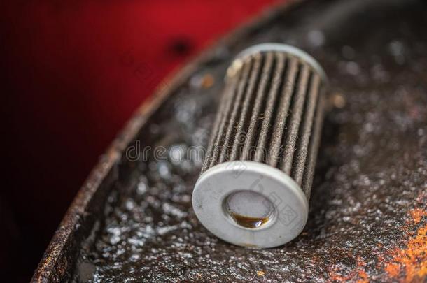 老的润滑剂发动机油滤波器在汽车车库