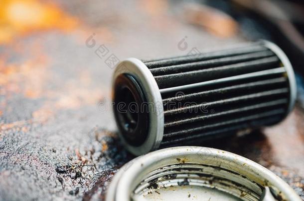 老的润滑剂发动机油滤波器在汽车车库
