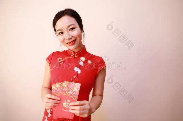 中国人女孩采用传统的衣服旗袍hold采用g红色的小包裹