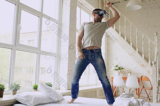 欢乐的年幼的男人跳舞在期间获得经验使用<strong>360</strong>VirtualReality虚拟现实