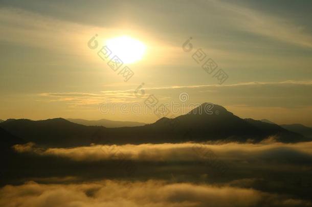 风景采用指已提到的人mounta采用s和指已提到的人日落在山-谢谢,黎,Thailand泰国