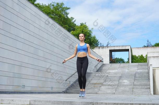 年幼的,适合和像运动家的女人用于跳跃的和一暂时把货物<strong>腾空</strong>粗绳.菲茨