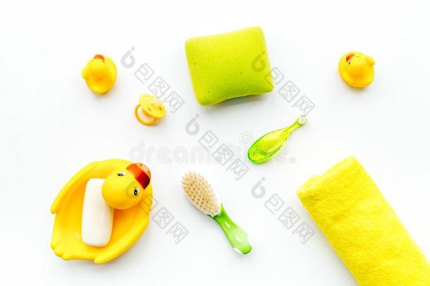 婴儿沐浴放置和黄色的橡胶鸭子.肥皂,海绵,擦,向